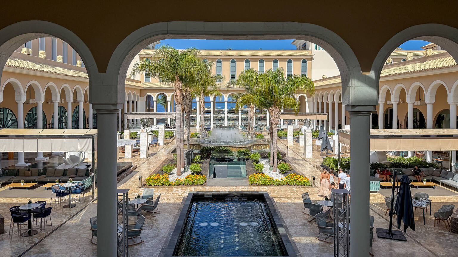 Patio de arcos del Gran Meliá Palacio de Isora